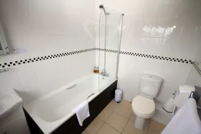 Pine Lodge Guest House - Image 2