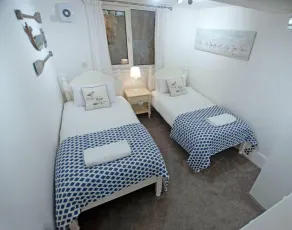 Lovely 2 Bed Apartment Pembroke Castle - Image 3