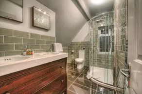 Number Four Boutique Hotel - Image 2