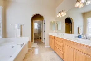 Spacious & Scenic 4br W/ Deskspace In Hayward 4 Bedroom Home by Redawning - Image 2