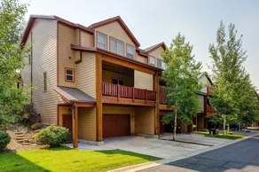 4BR 3.5BA Urban Alpine Home by RedAwning - Image 3