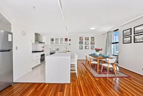 Deluxe Sydney Central Penthouse with Pool and Gym - Image 5