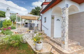 Awesome Apartment in Barbariga With 2 Bedrooms and Wifi - Image 5