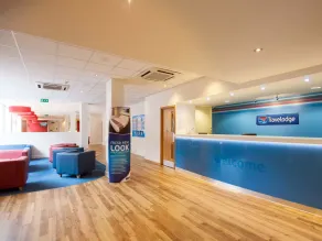 HOTEL TRAVELODGE NEWCASTLE UNDER LYME - Image 2