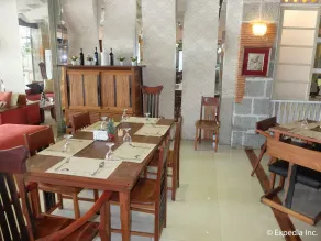 Imerex Plaza Hotel - Image 4