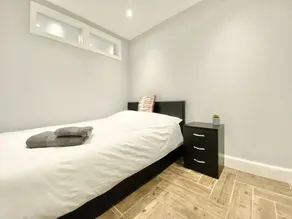 Spacious 4 Bedroom Apt Near West End Glasgow - Image 2