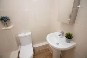 Stayzo Castle Penthouse 17 - A Clean Fresh Modern Apartment With Free Wi-fi - Image 4