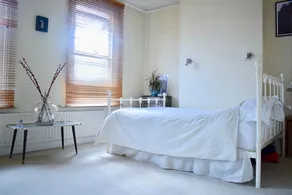 2 Bedroom Wimbledon House With Garden - Image 2