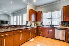 Gorgeous Oak Lawn Townhouse KING BEDS - Image 2