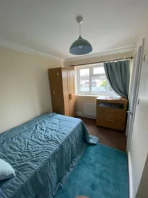 Charming 6-bed House in Reading With Parking - Image 3