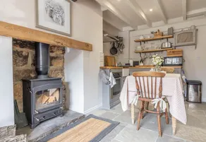 Host Stay The Nest Castleton - Image 3