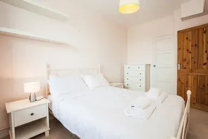 Bright 2 Bedroom Property With Balcony - Image 2