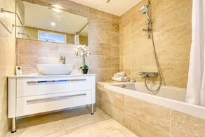 Nice Apartment With Private Garden, Pool & Parking - Image 5