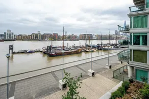 Light Modern Flat With Balcony Over River Thames! - Image 4