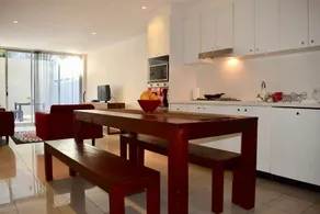 Tranquil 1 Bedroom Apartment With Sunny Courtyard - Image 4