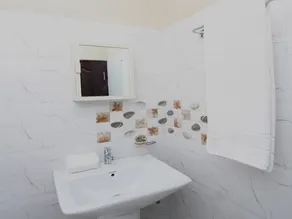 OYO 10136 Hotel Central Suites - Image 5