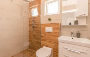 Amazing Home in Radasinovci With 4 Bedrooms, Wifi and Outdoor Swimming Pool - Image 4