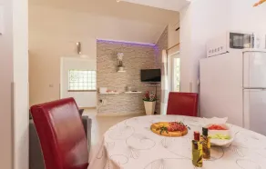Beautiful Home in Pula With Wifi and 2 Bedrooms - Image 5