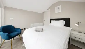 Stylish 2 Bedroom Apartment - Image 3
