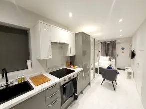 Modern Studio Apartment in Newcastle Upon Tyne - Image 3