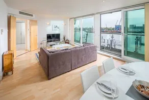 Light Modern Flat With Balcony Over River Thames! - Image 5