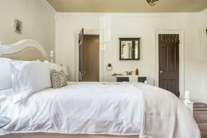 Daffodil by Avantstay Countryside Retreat in Historic Home w/ Large Backyard - Image 4