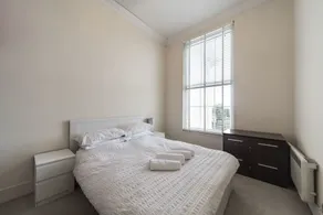 Richmond Riverside Apartment - Image 2