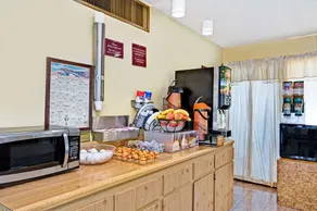 Knights Inn Claremont - Image 5