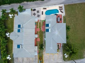 Two Bedroom Apartment With Pool Located in a Quiet Community - Image 4