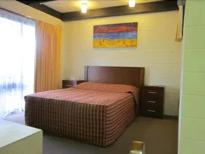 Lakes Waterfront Motel & Holiday Cottages - Image 2