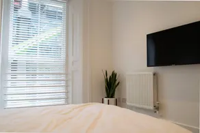 Central and Spacious City of London Apartment - Image 2