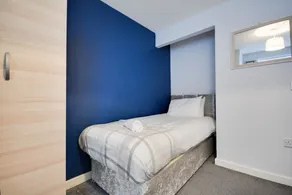 Cosy 2 Bedroom Apartment with Parking - Image 2