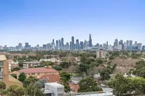 St Kilda Penthouse with Panaromic Bay and City View - Image 5