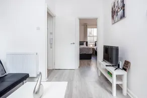 Stunning 1-Bed Apartment in London Lewisham - Image 2