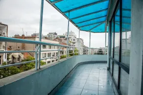 Spacious & Sunny Maisonette w/ Terrace near Centre - Image 3