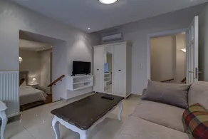 Home & Poetry Hotel - Image 5