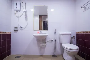 Adak Hotel by OYO Rooms - Image 2
