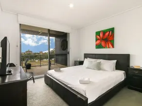 Large 3 Bedroom Apartment With River Views Near the Stadium - Image 3