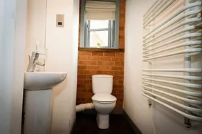 Karah Suites - Gloucester Docks - Image 5