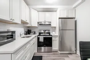 Brand New - 1BR Modern Apt - Prime Location - Image 3