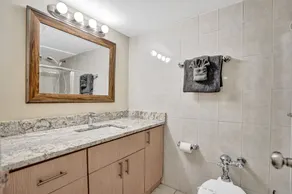 Gorgeous Apartment walking distance to Beach!! - Image 4