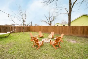 Lady Bird by Avantstay Great Location in Austin w/ Large Yard & Fire Pit! - Image 4