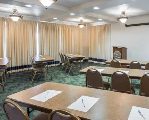 Quality Inn Tulsa–Downtown West - Image 5