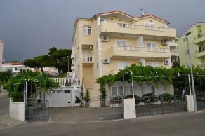 Apartments Ivi - big parking and courtyard - Image 5