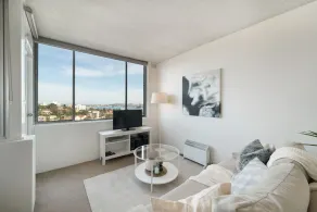 Bright and Sunny Studio Apartment - Image 4