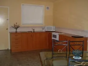 Hopkins House Motel & Apartments - Image 2