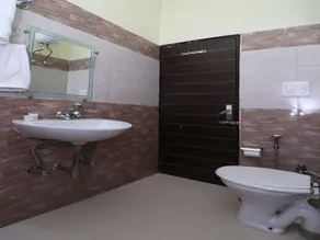 Hotel Star Court by OYO Rooms - Image 4