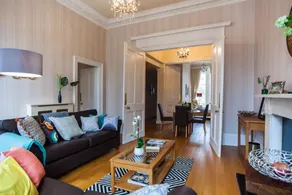 Central 2 Bedroom Apartment - Image 5
