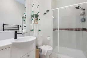 Stylish 1 Bedroom Apartment in Teneriffe - Image 3