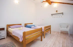 Amazing Home in Lozovac with Hot Tub, WiFi & 4 Bedrooms - Image 2